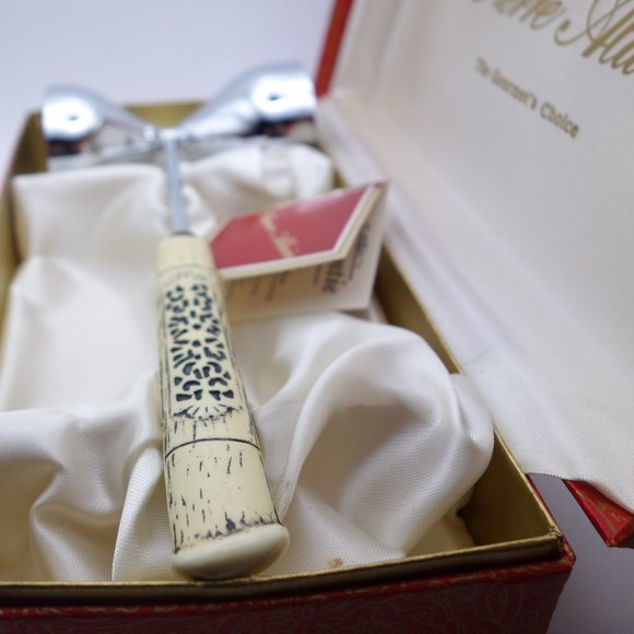 Pierre Alain "The Gourmet's Choice" Fancy Metal Jigger with Nice Box - Picture 3 of 13